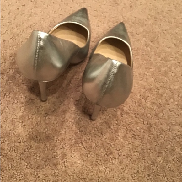 🌷CHARLES DAVID SILVER HEELS IN SIZE 8 1/2 - Picture 5 of 7